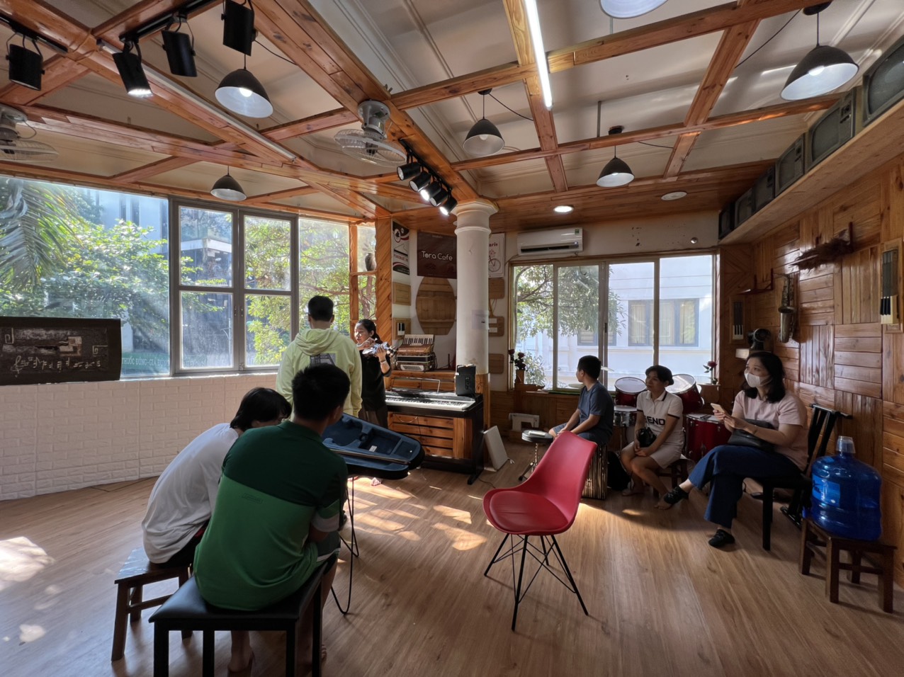 Violin là loại nhạc cụ có kích thước bé , nhỏ gọn nhất so với bộ môn #