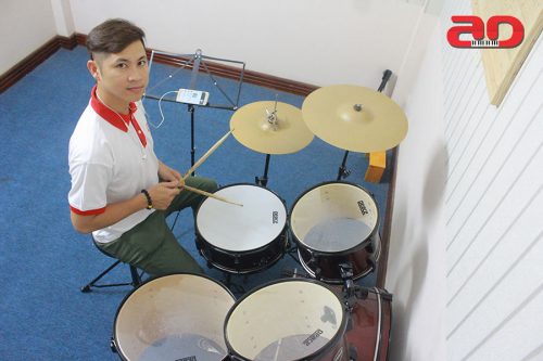 Các phụ kiện được chơi kèm với trống drum hay còn gọi là trống jazz