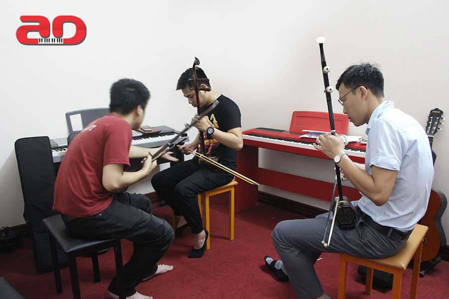 Đàn nhị đàn cò là nhạc cụ thuộc bộ dây, vì có 2 dây nên gọi là đàn nhị