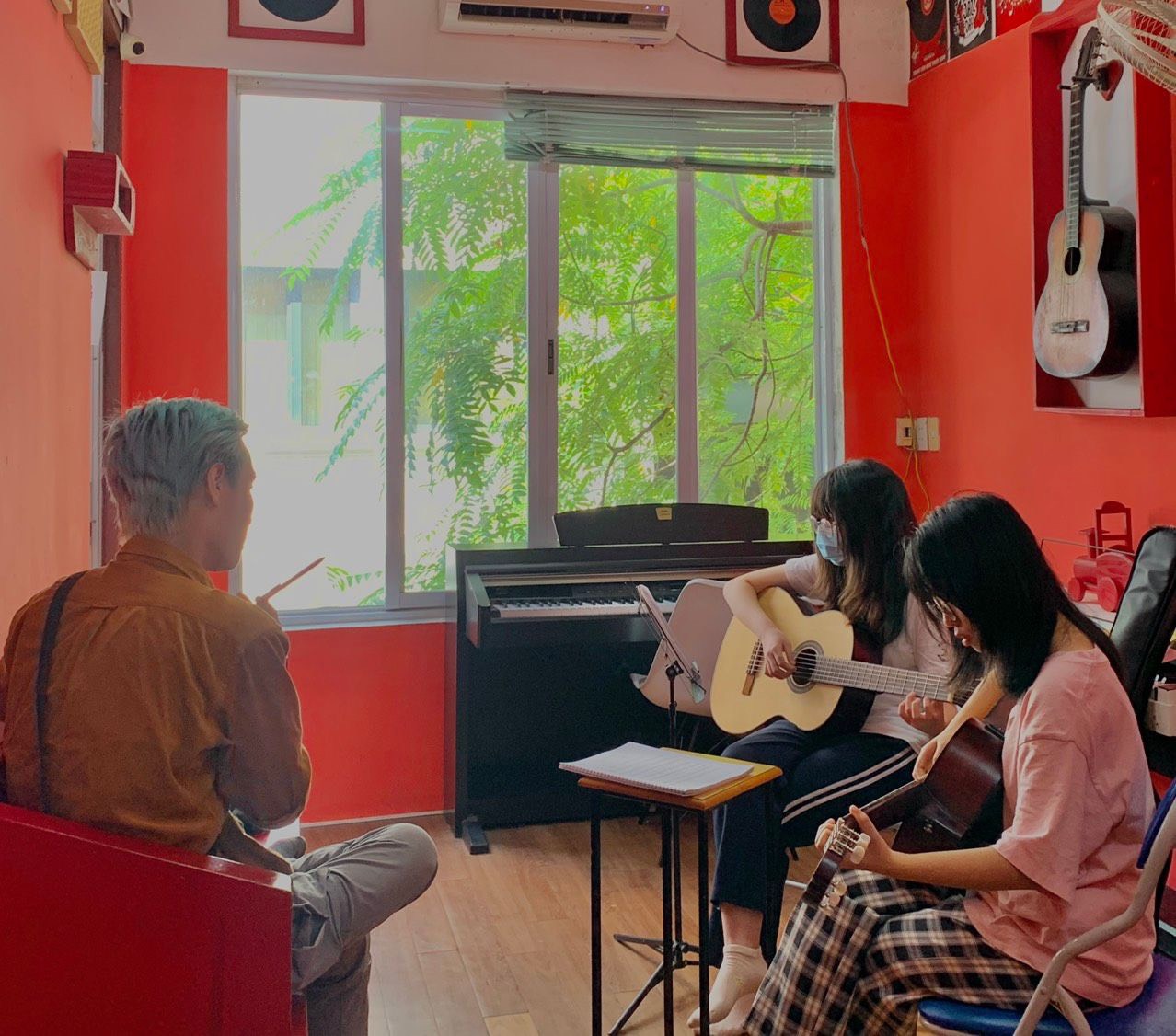 Sử dụng đàn Guitar Classic có chơi được đệm hát hay không ............