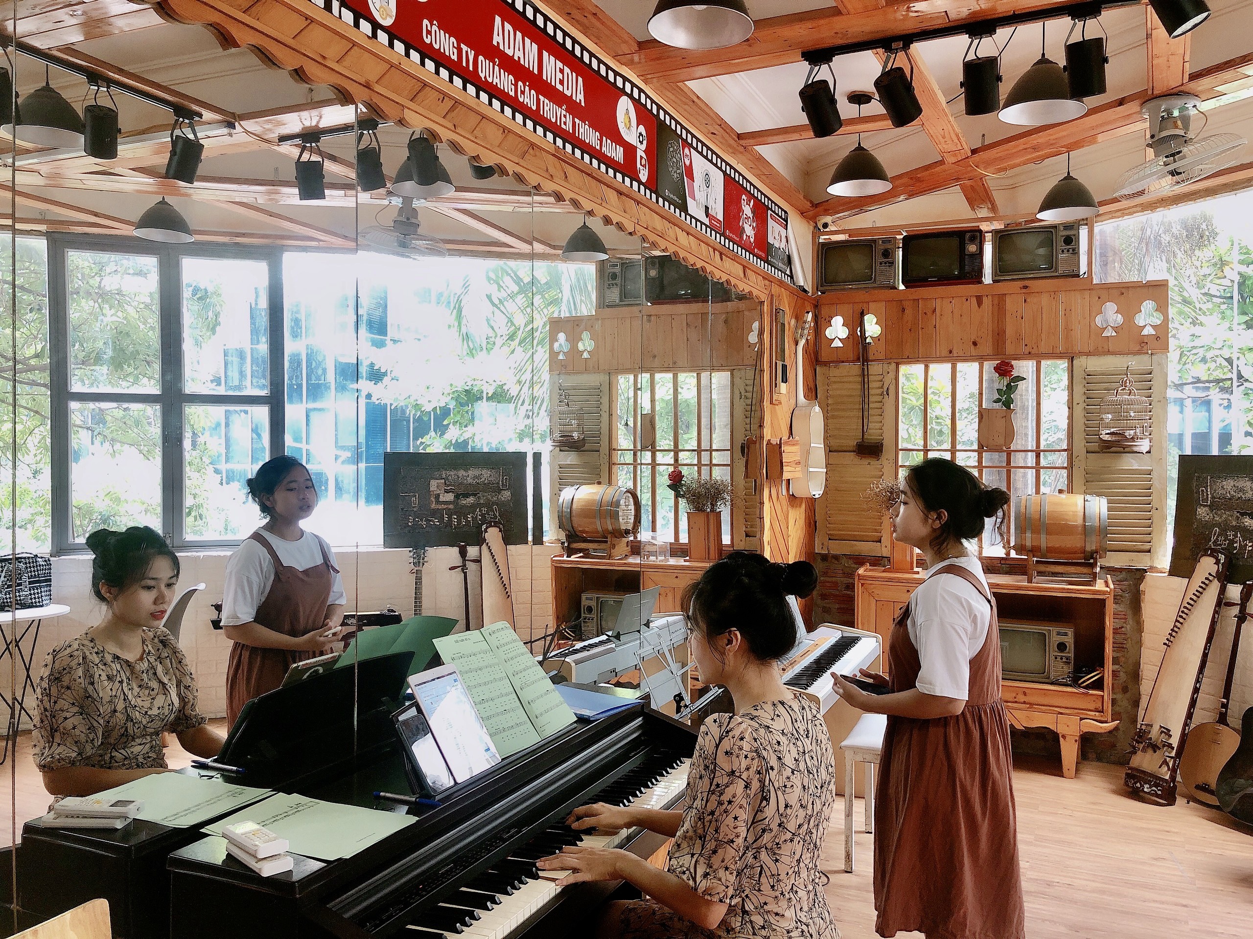 Hát karaoke hiệnđang là hình thức giải trí được khá nhiều người thich