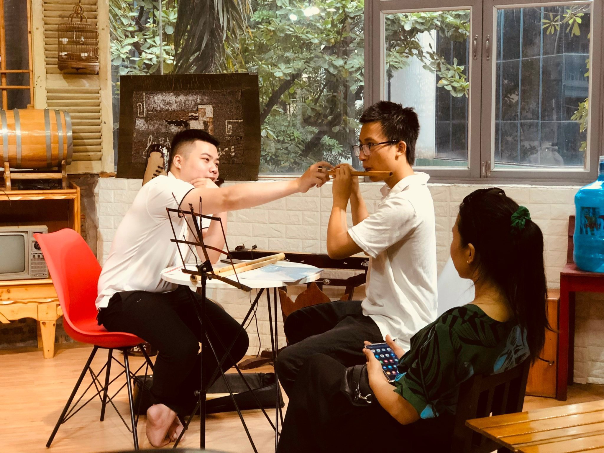 Kỹ thuật cầm sáo yeu cầu bạn phải luyện tập nhiều lần để âm sáo được..