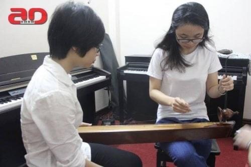 Đàn bầu thường có hình dạng một ống tròn hoặc hình hộp chữ nhật