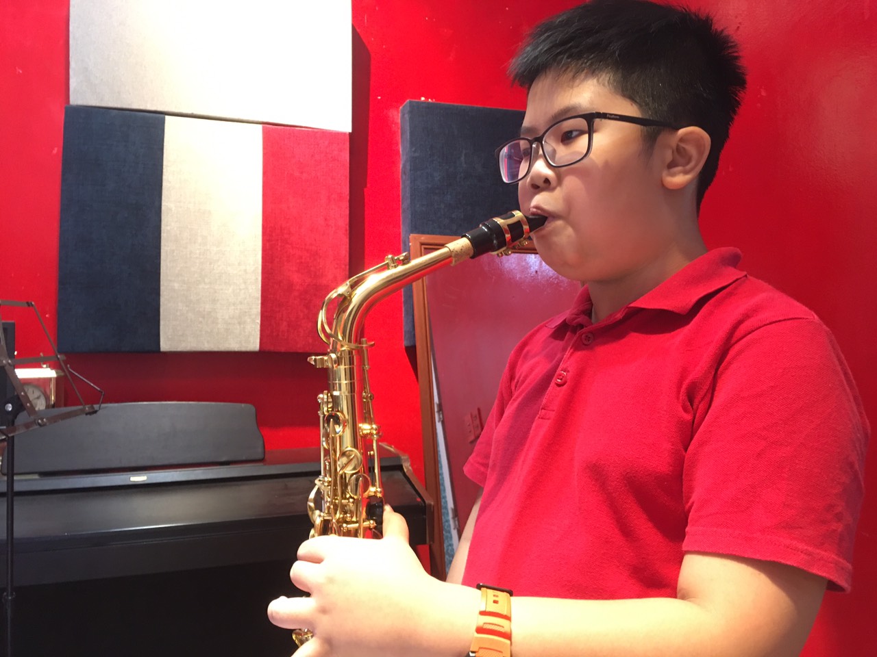 Âm thanh của bộ môn kènsaxophone to và vang vọng được làm từ đồng thau