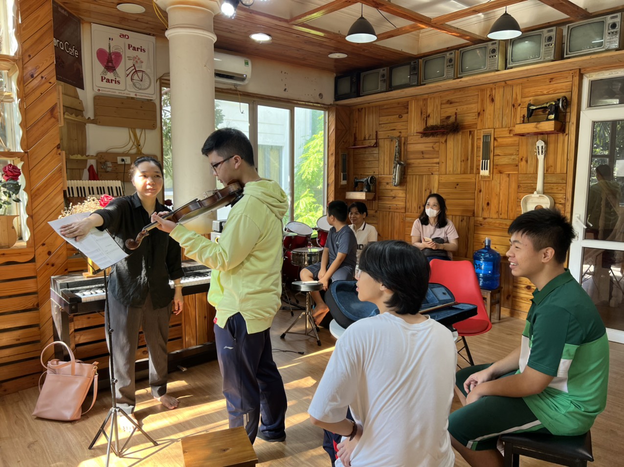 Đàn violin 4 day đầu tiên trên TG là sáng chế của Andrea Amati người Ý