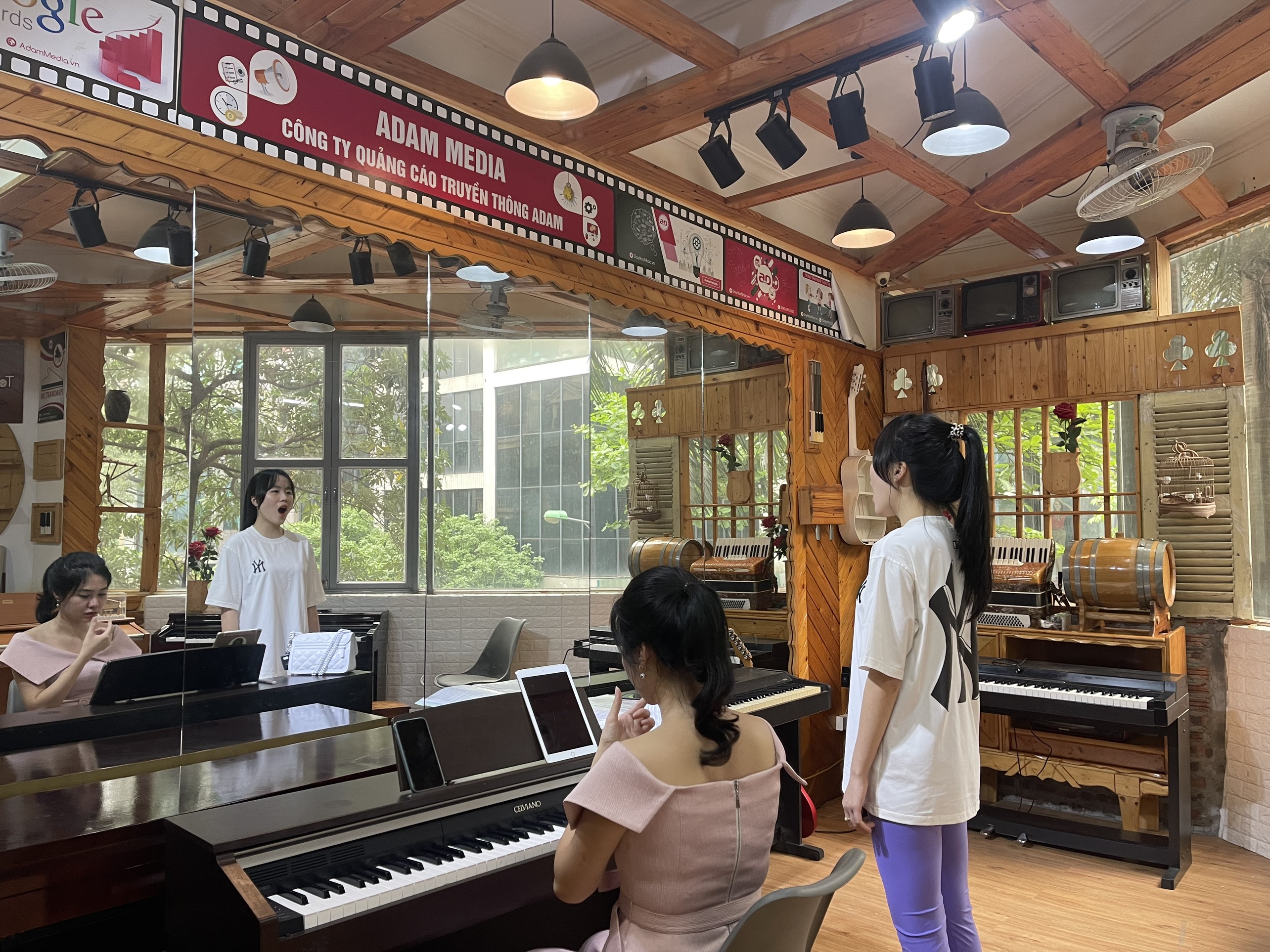 Học karaoke ở đâu để tự tin tỏa sáng chính mình trong những bữa tiệc .
