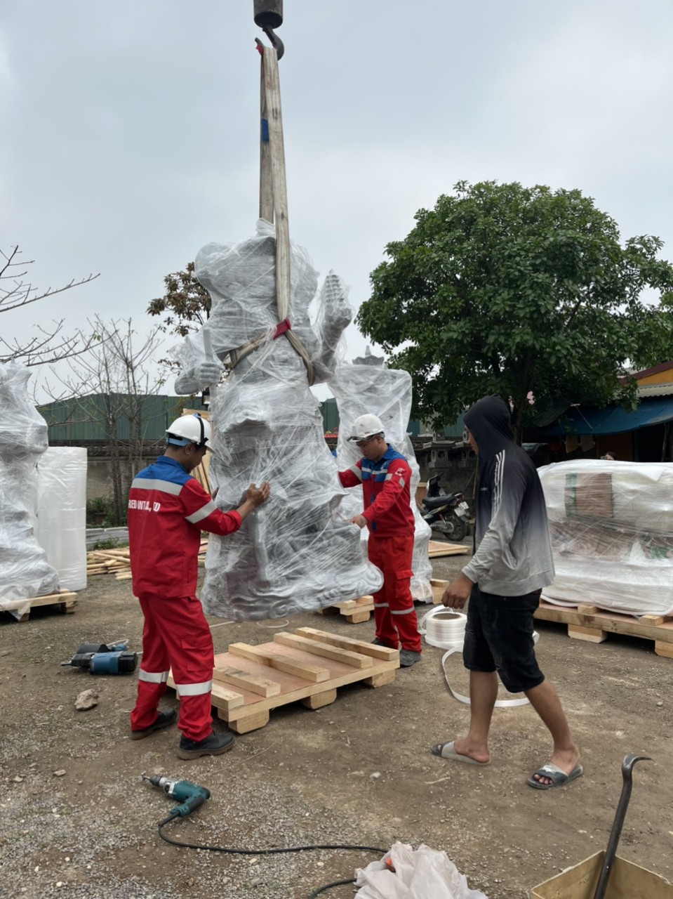 Đóng kiện gỗ chuyển tượng Phật tại chùa Thắng Nghiêm - lh 0911049911