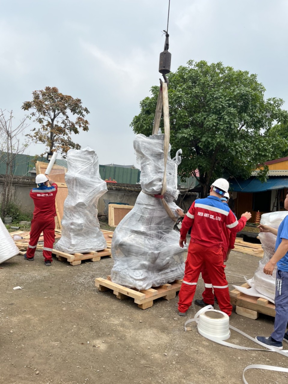 Đóng kiện gỗ chuyển tượng Phật tại chùa Thắng Nghiêm - lh 0911049911
