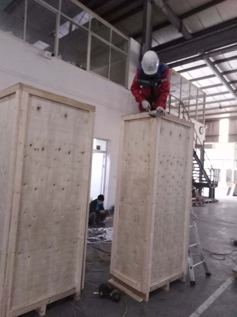 Kiến Đỏ hoàn thành đóng kiện gỗ cho tủ điện tại Hà Nam