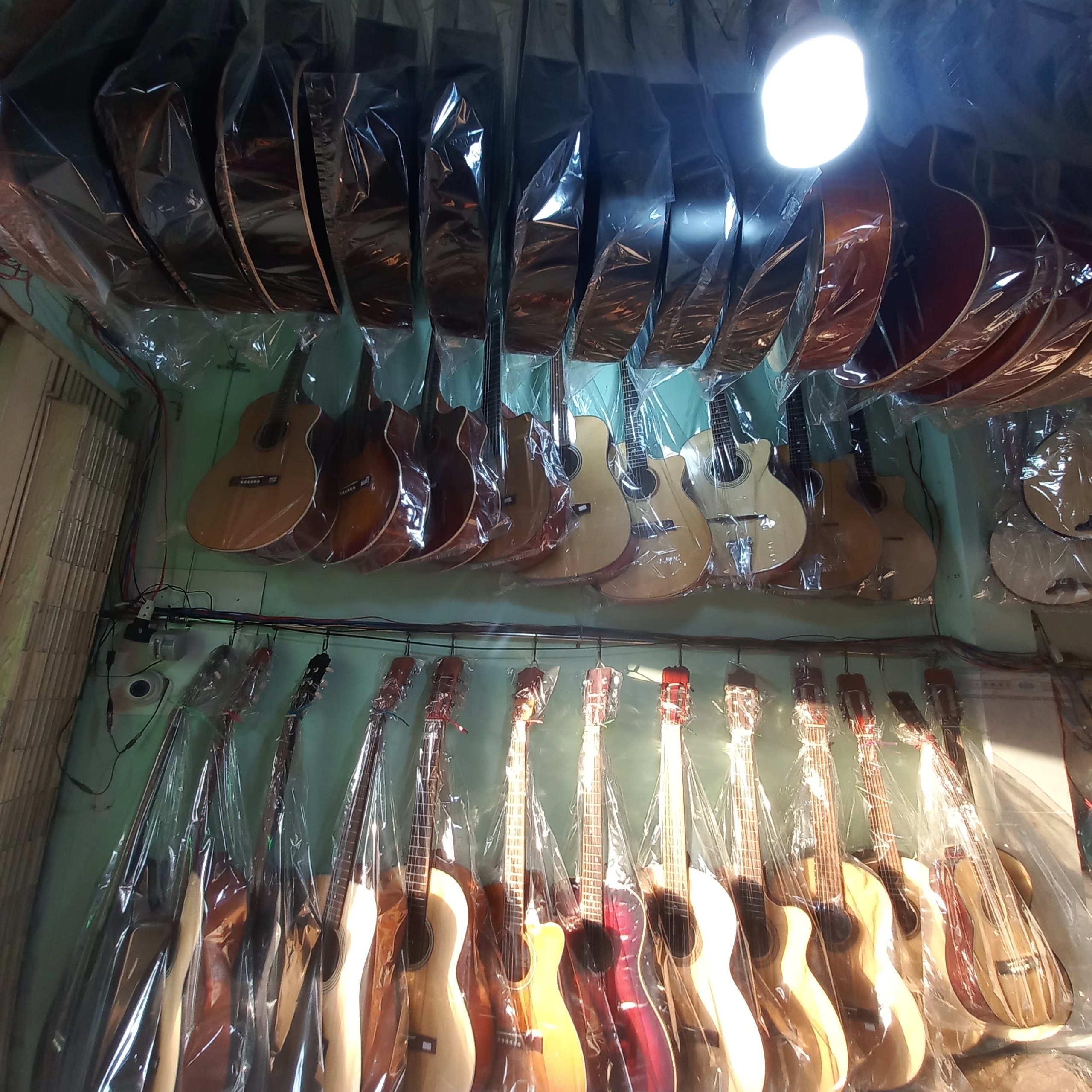 Bán đàn guitar giá rẻ cho học sinh chơi tại huyện hóc môn