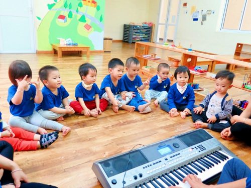 Trẻ em được nghe nhạc từ sớm sẽ giúp hoạt bát , thông minh , sáng tạo