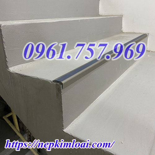 Nẹp nhôm chống trơn cầu thang, nẹp chống trượt bậc cầu thang