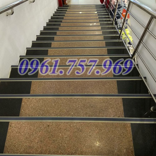 Nẹp nhôm chống trơn cầu thang, nẹp chống trượt bậc cầu thang