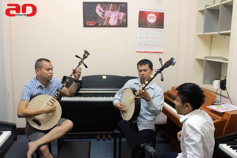 Miền bắc sử dụng đàn nguyệt trong hát chèo , hát chầu văn ,...