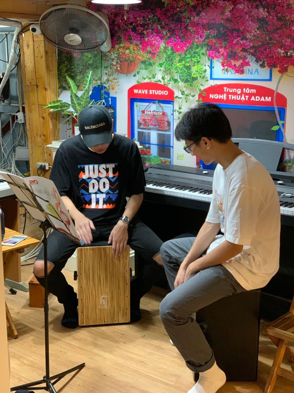 Cajon thu hút được nhiều người chơi , được sử dụng trong các dòng nhạc