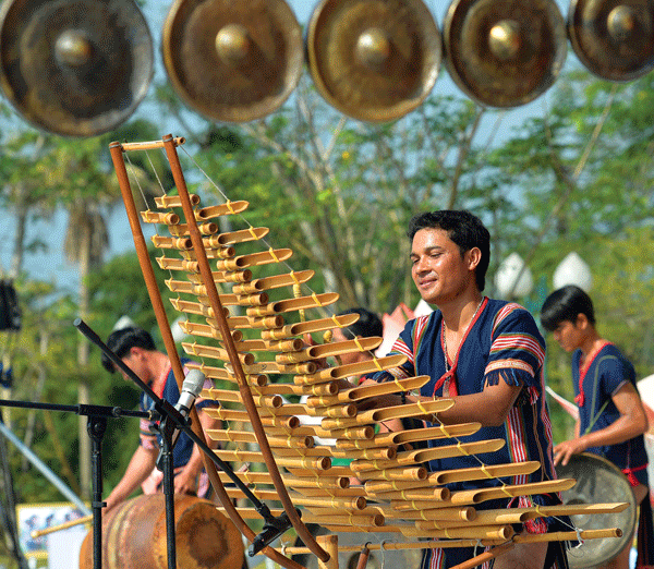 Đàn t-rưng thuộc họ nhạc cụ tự thân vang ở Tây Nguyên.................