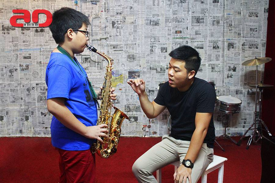 Người đầu tiên chơi saxophone cũng chính là Adolphe ..................