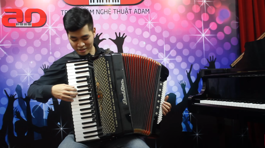 Accordion từ lâu đã được coi là nhạc cụ Nga , động cơ vui vẻ