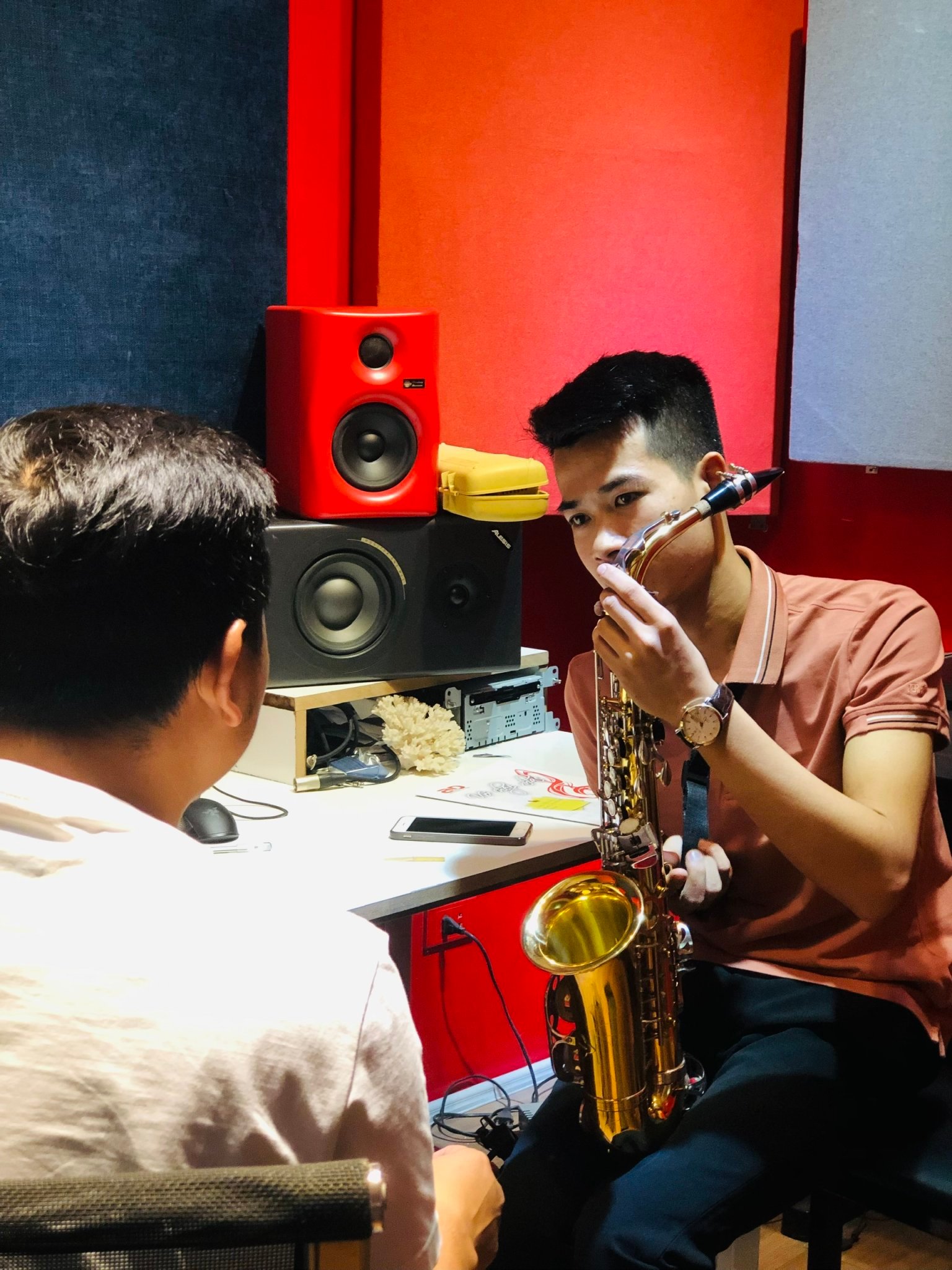 Vì saxophone được tạo ra để gắn liền sự khác biệt giữa nhạc cụ làm từ