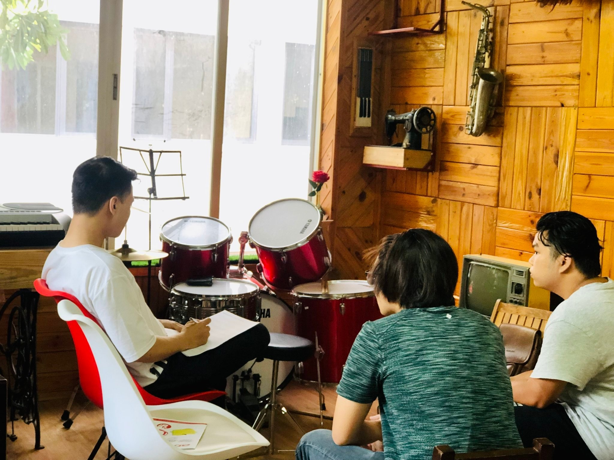 Nếu dùi trống drum là dụng cụ để gõ dành cho tay thì bàn đạp chính là