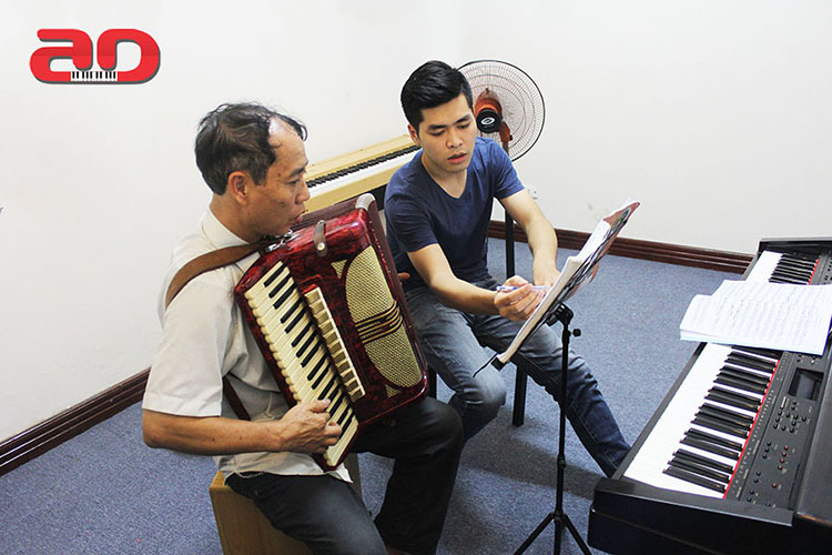 Đàn accordion có 2 bàn phím - du dương cho tay phải và trầm với đệm