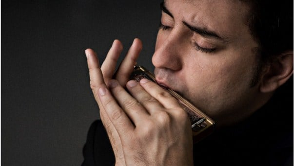 Cầm harmonica đúng cách sẽ giúp bạn học thổi kèn nhanh hơn