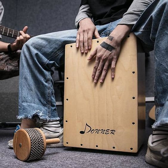 Cajon có cấu tạo rất đơn giản đó là hộp trống và mặt gỗ ..............