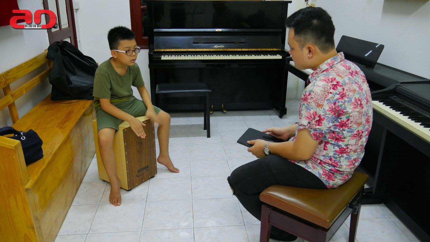 Theo lịch sử ghi nhận trống cajon xuất hiện,phát triển đầu tiên ở peru