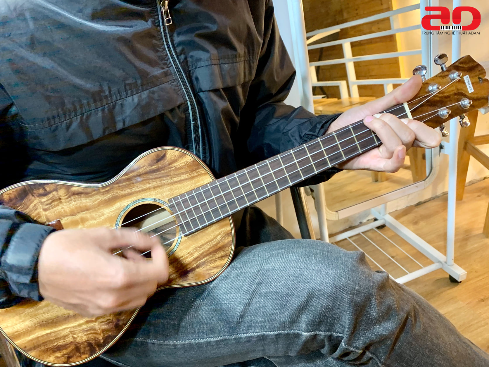 Ukelele xuất hiện vào thế kỷ 19 là một phiên bản Hawalicura covaquinho