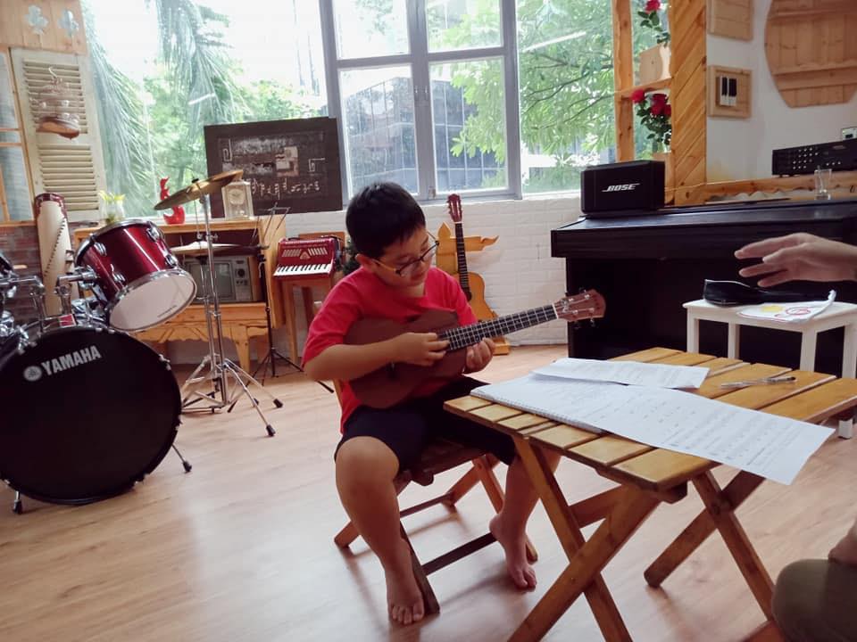 Cái tên ukelele có nguồn gốc từ một từ tiếng Hawaili .................