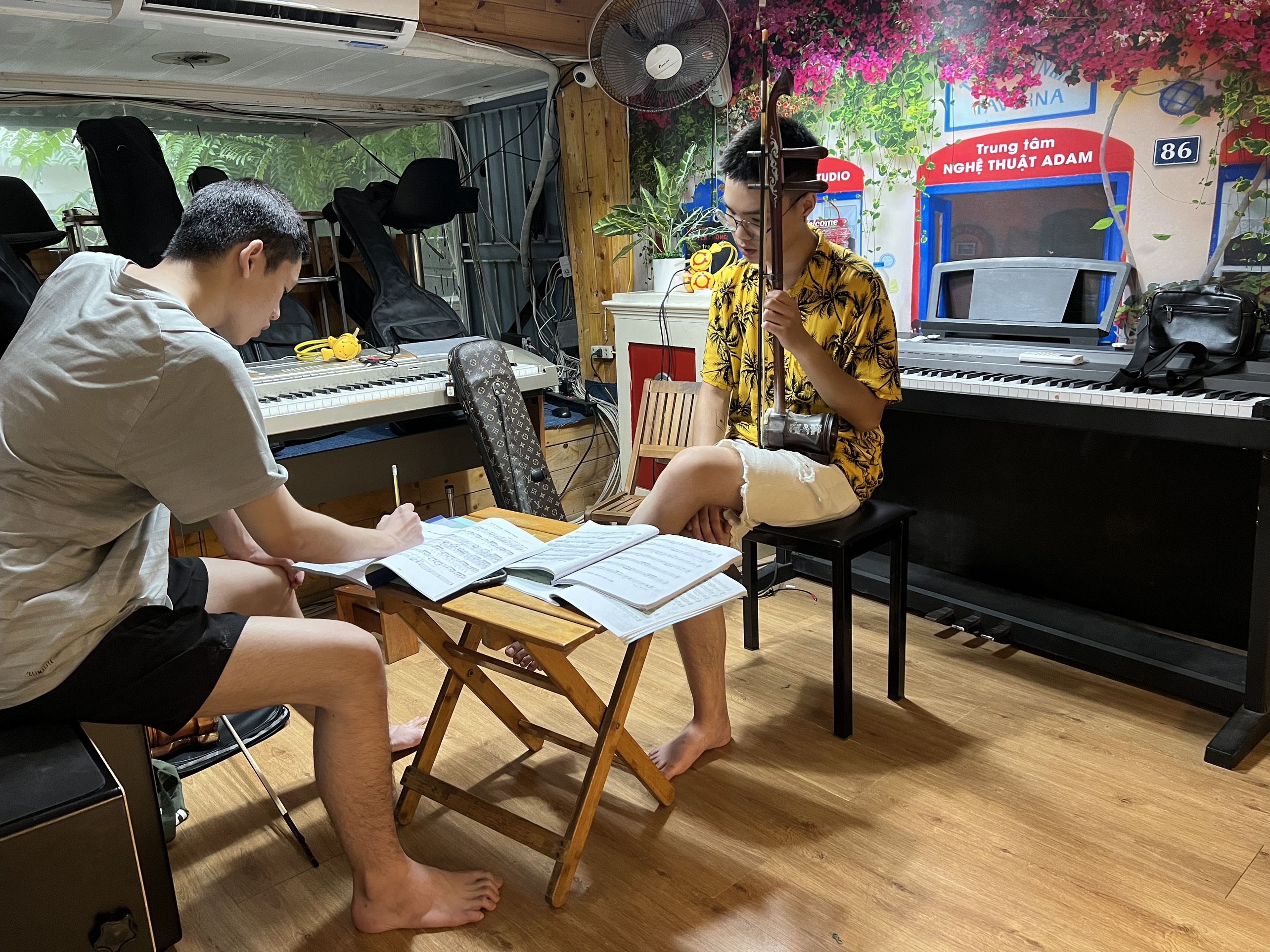 ÂM vực của đàn nhị rộng hơn 2 quãng tám nên âm thanh nghe rõ ràng