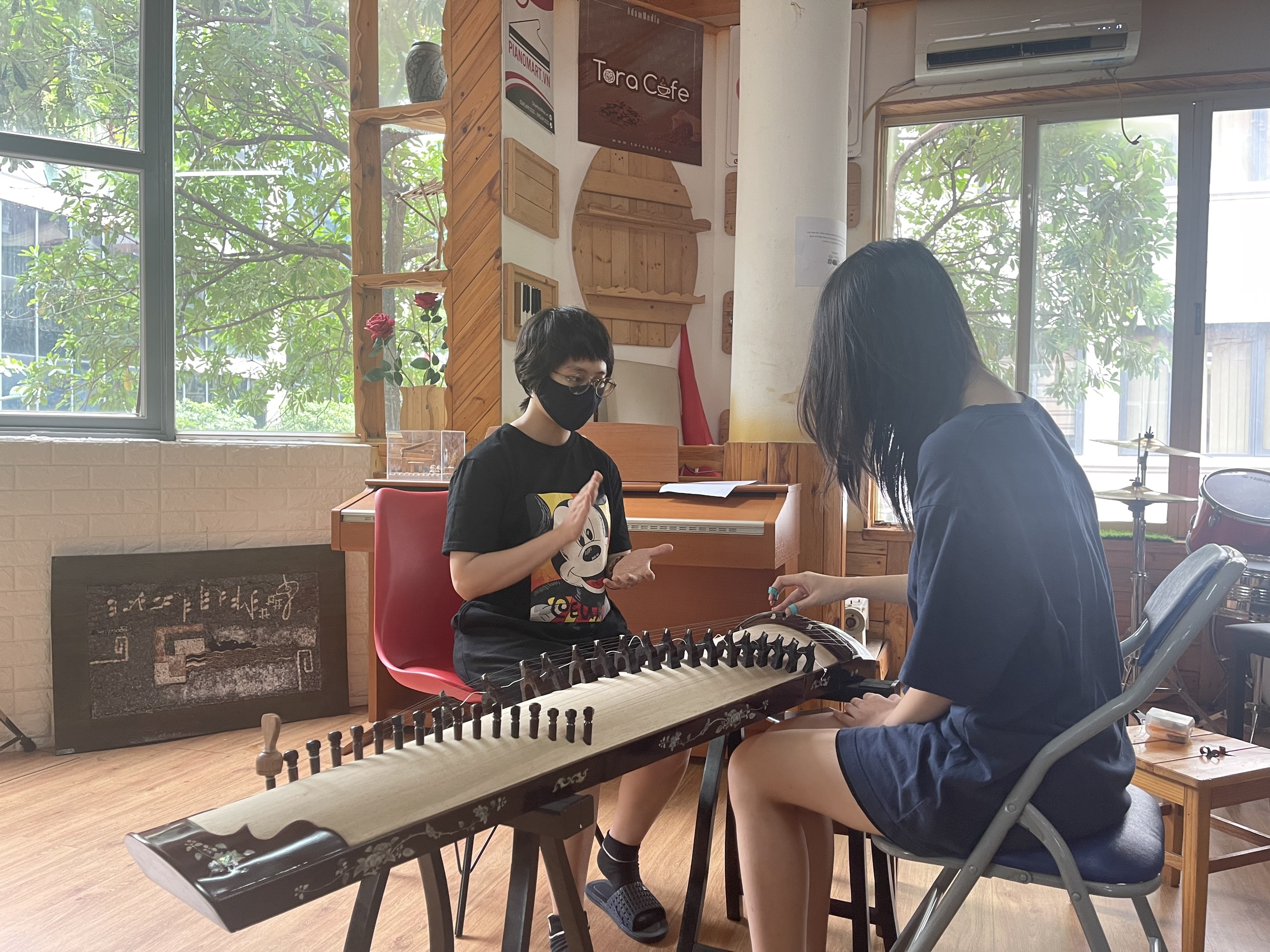 Âm sắc của đàn tranh trong trẻo , thanh thoát , có thể nhấn nhá