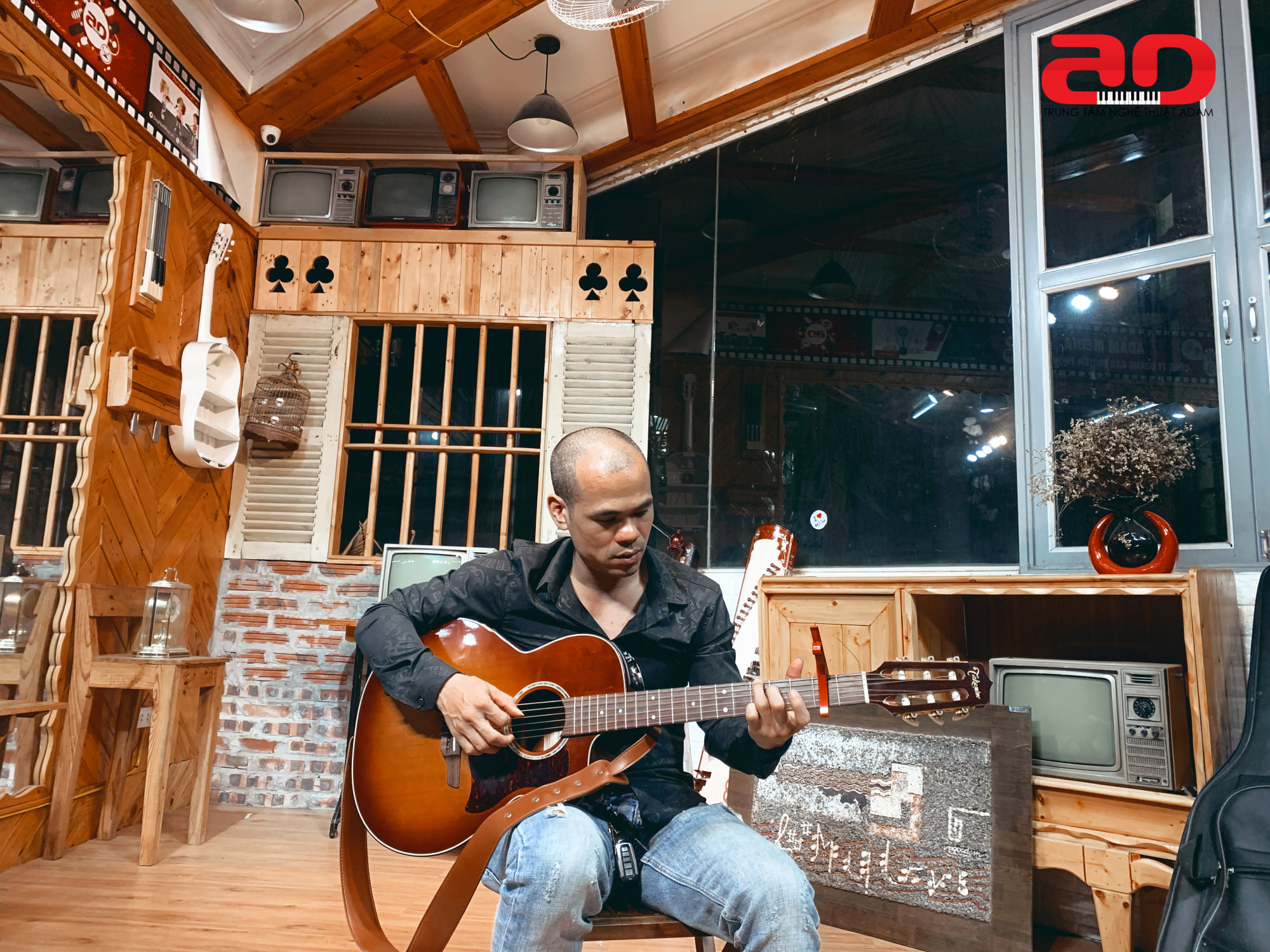 Để có thể thành thục chơi guitar sẽ tốn khá nhiều thời gian, công sức
