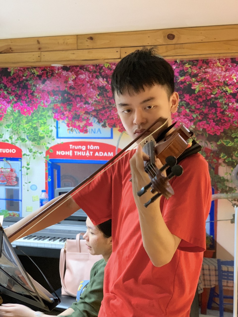 Violin có tiếng réo rắt,du dương đưa hồn người vào nơi chốn an bình