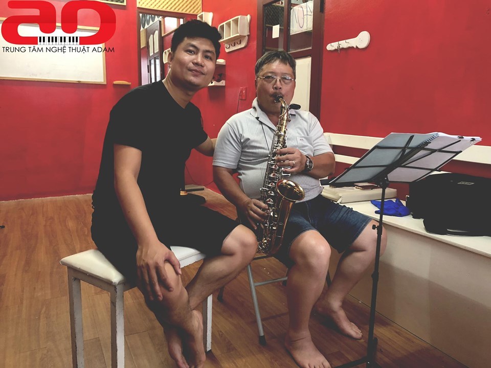 Saxophone là nhóm nhạc thuộc họ kền gỗ , được làm bằng đồng thau