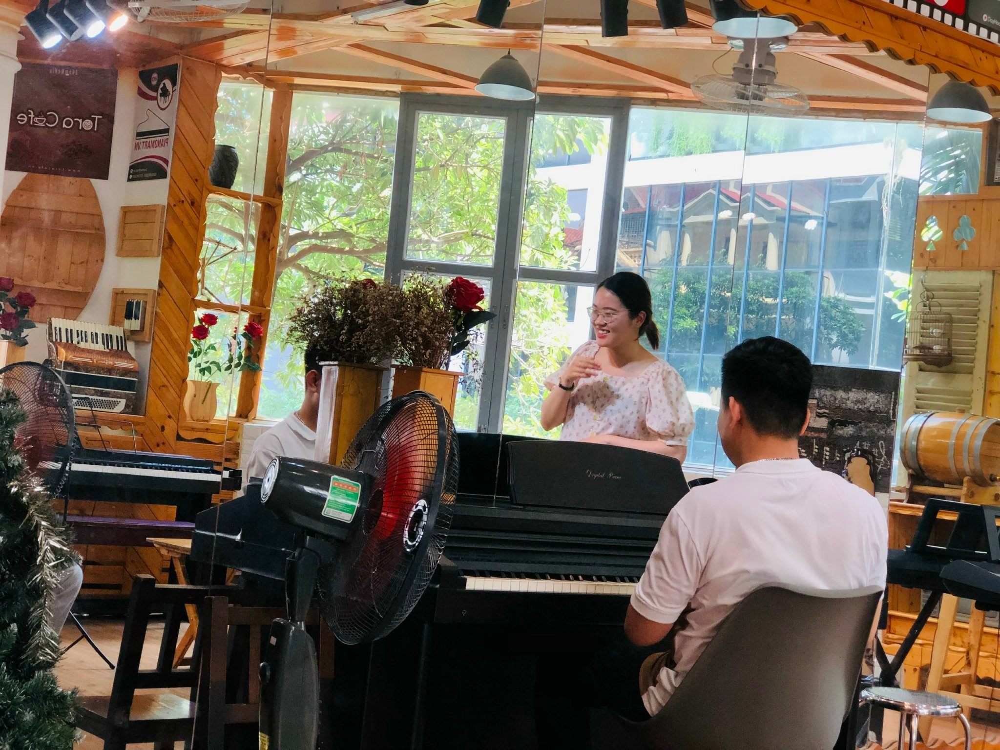 Trong thế giới nhạc có nhiều ý kiến cho rằng bolero ủy mị , ướt át