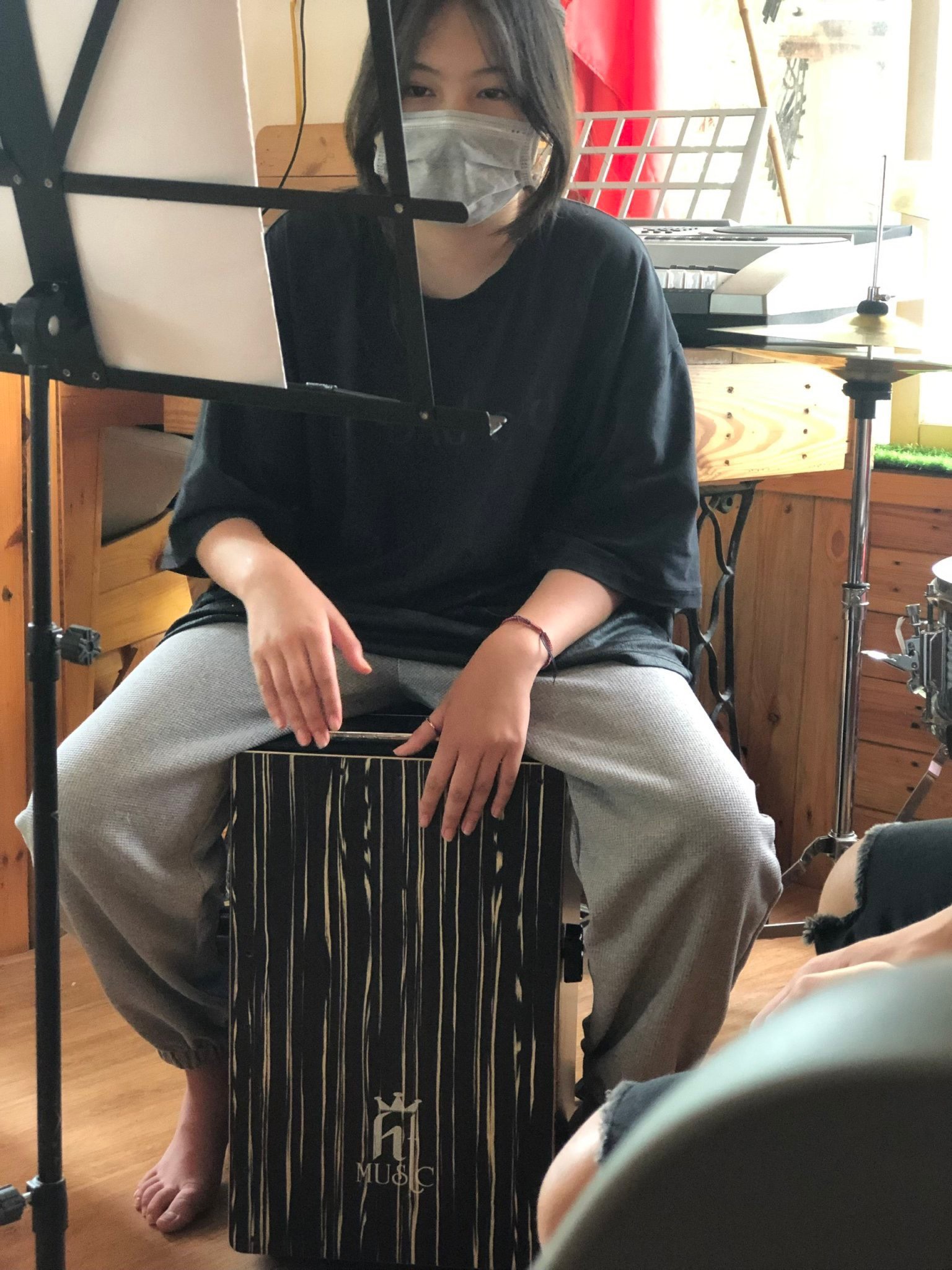 Lịch sử của trống cajon bắt đầu với hai cái tên đó là ....