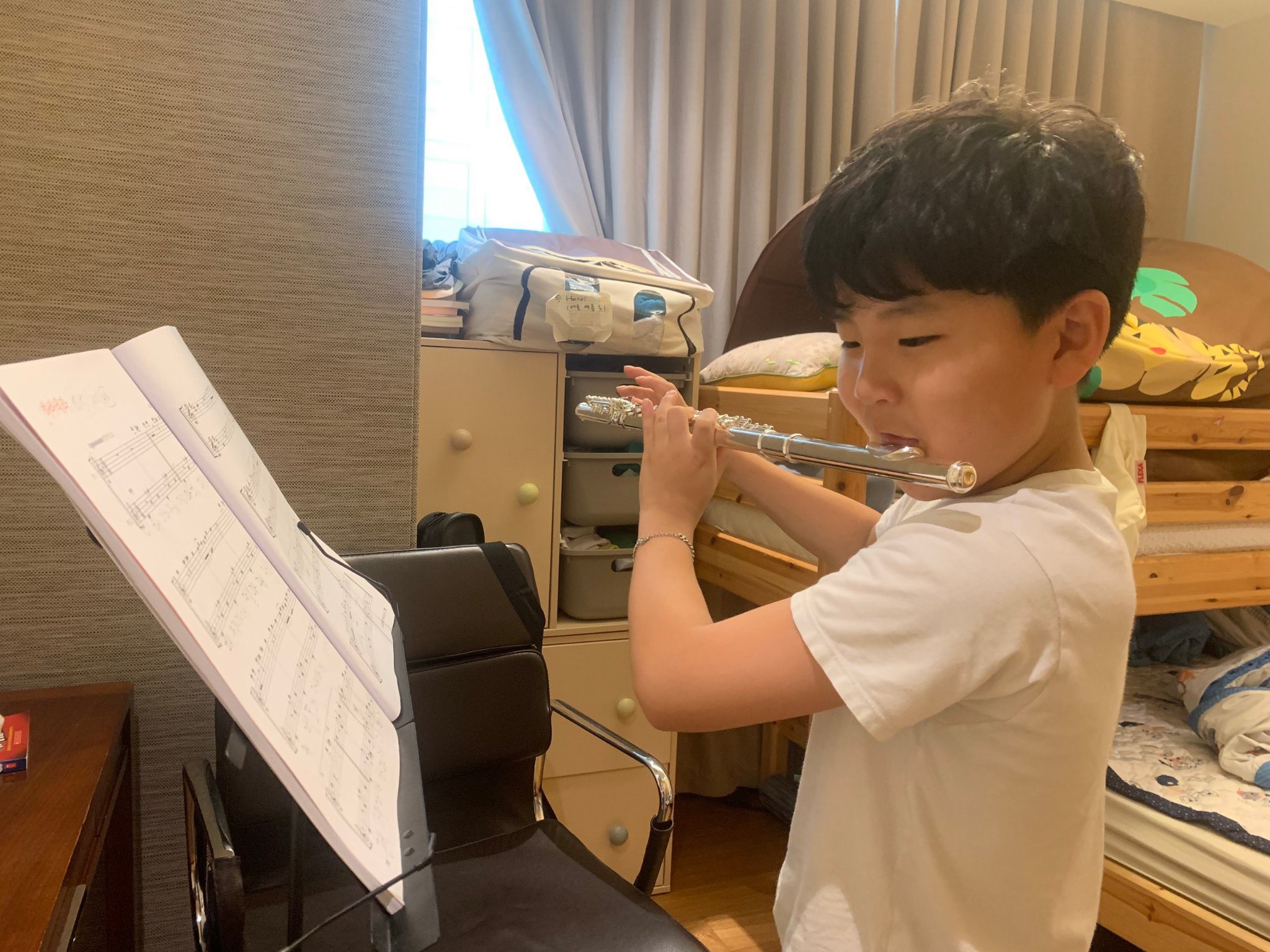 Sáo flute là 1 nhạc cụ hơi bộ gỗ chơi các nốt cao nhất trong dàn nhạc