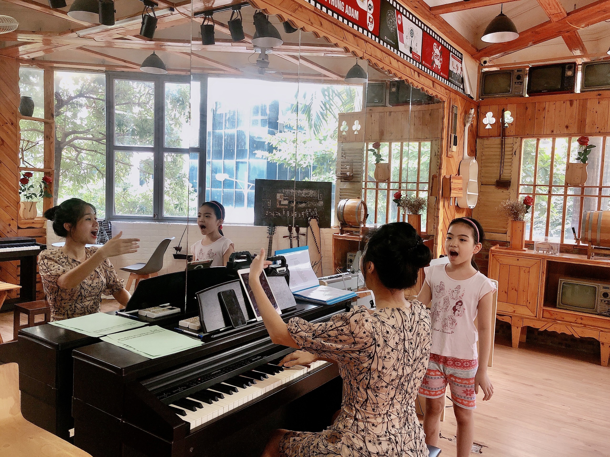 Học thanh nhạc cũng như học nhiều kiến thức âm nhạc khác , ...........