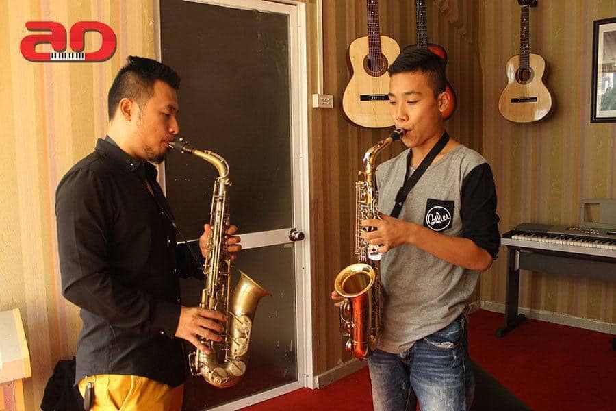 kèn saxophone là loại nhạc cụ ra đời từ năm 1840 cho đến nay rất phổ..