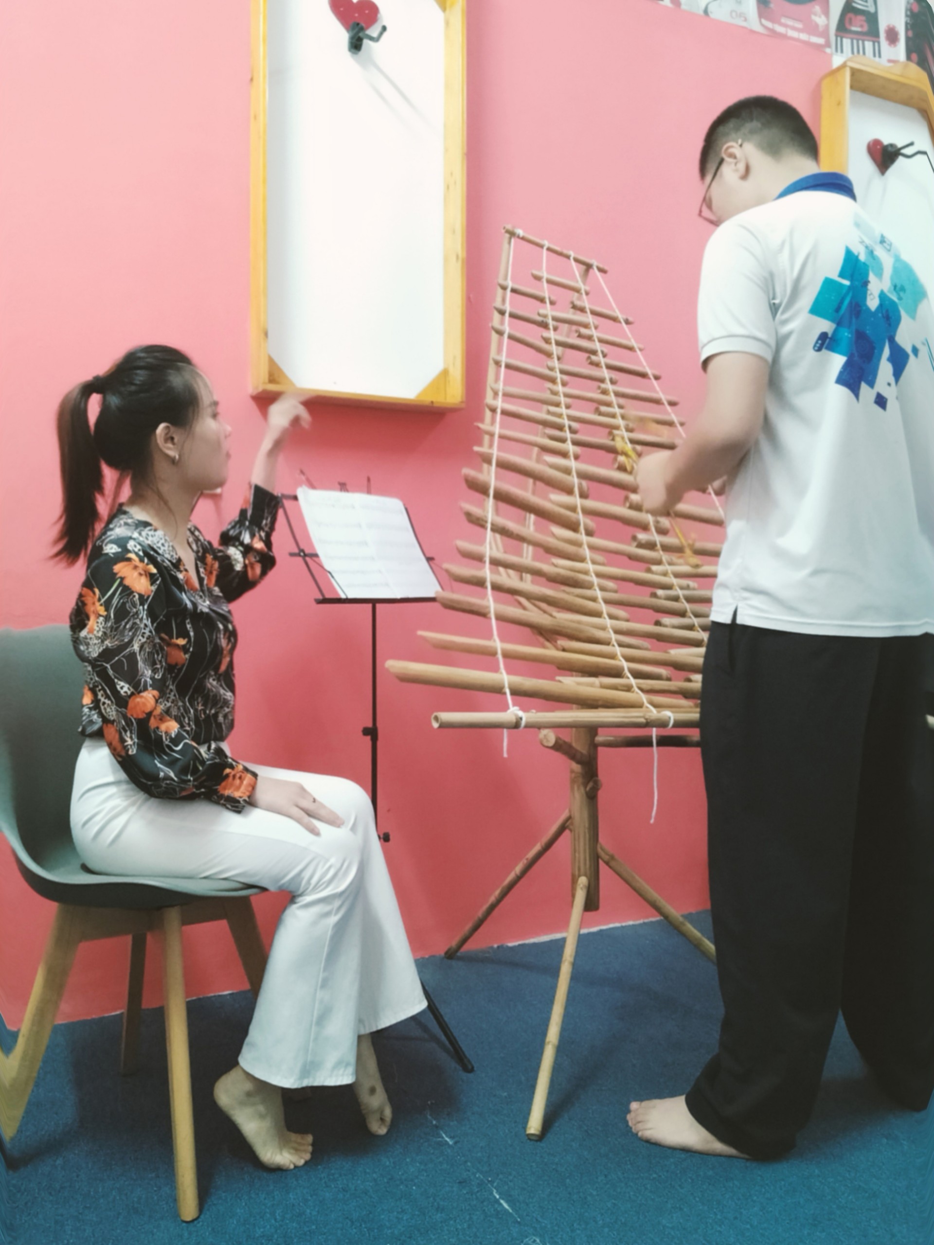 Khi chơi đàn, người ta dùng hai chiếc dùi bọc vải gõ lên các ống!