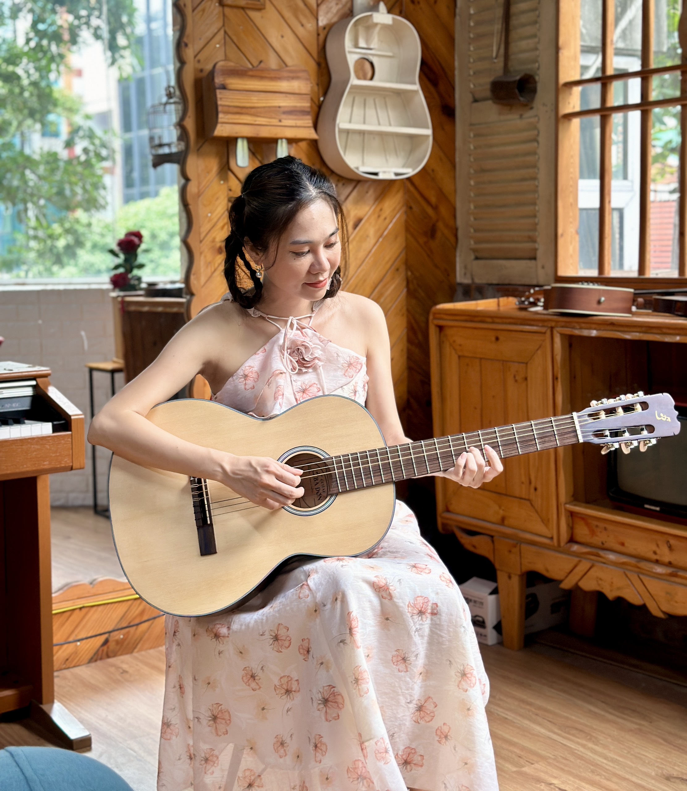 Với những ý nghĩa đặc biệt này , guitar cũng trở thành nhạc cụ .......