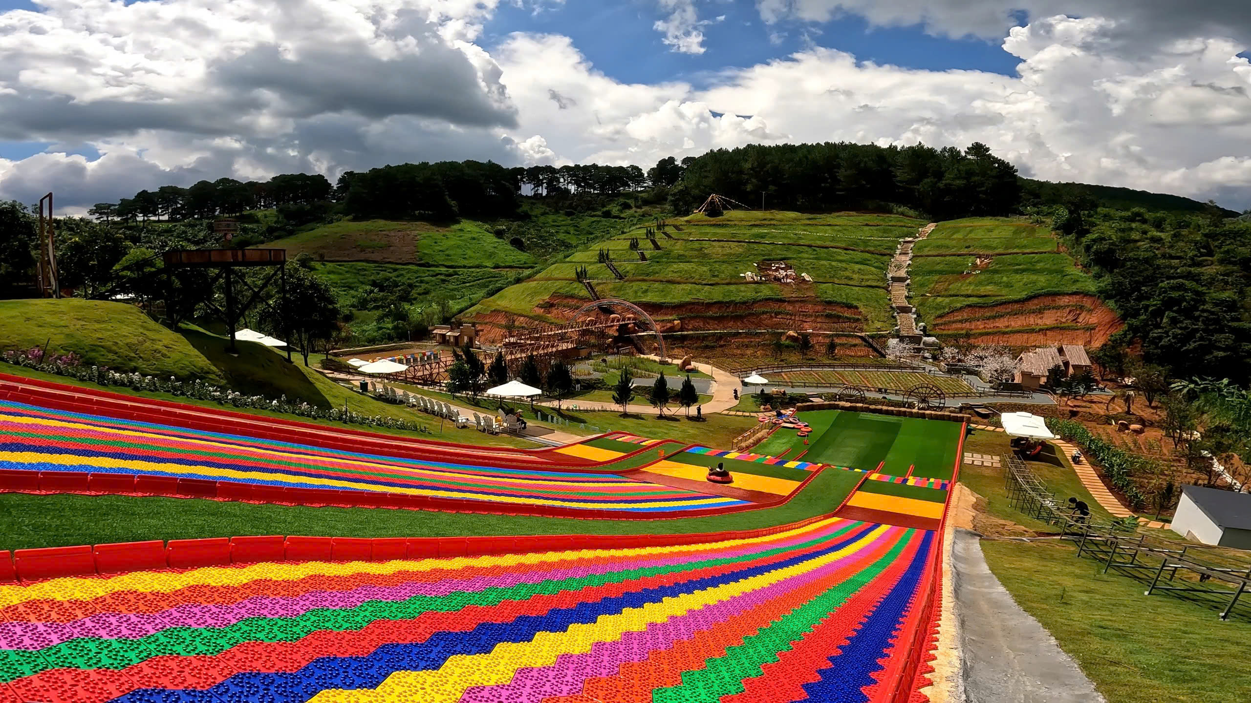 Khám phá trải nghiệm trượt phao Rainbow slide