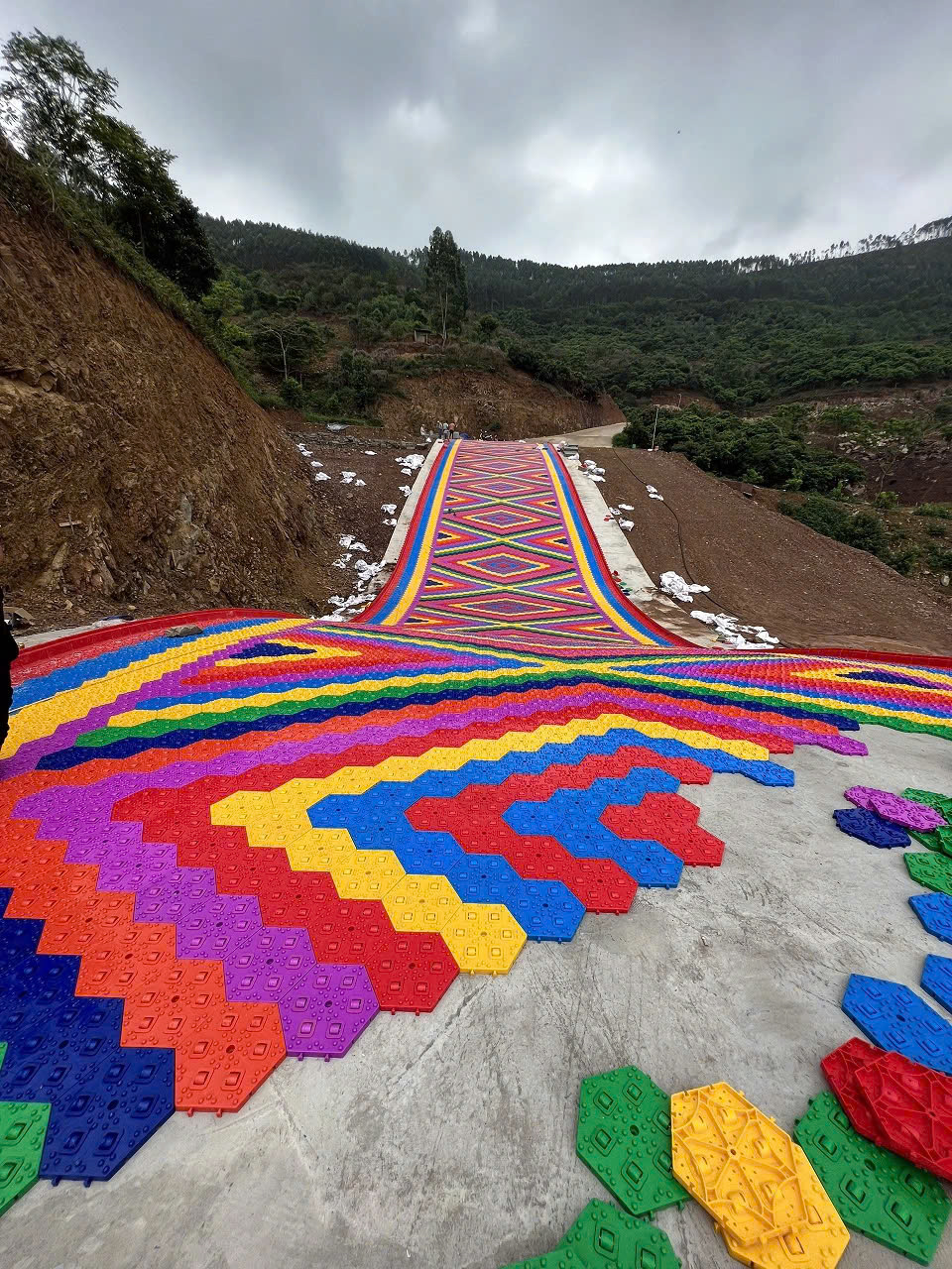 Khám phá trải nghiệm trượt phao Rainbow slide