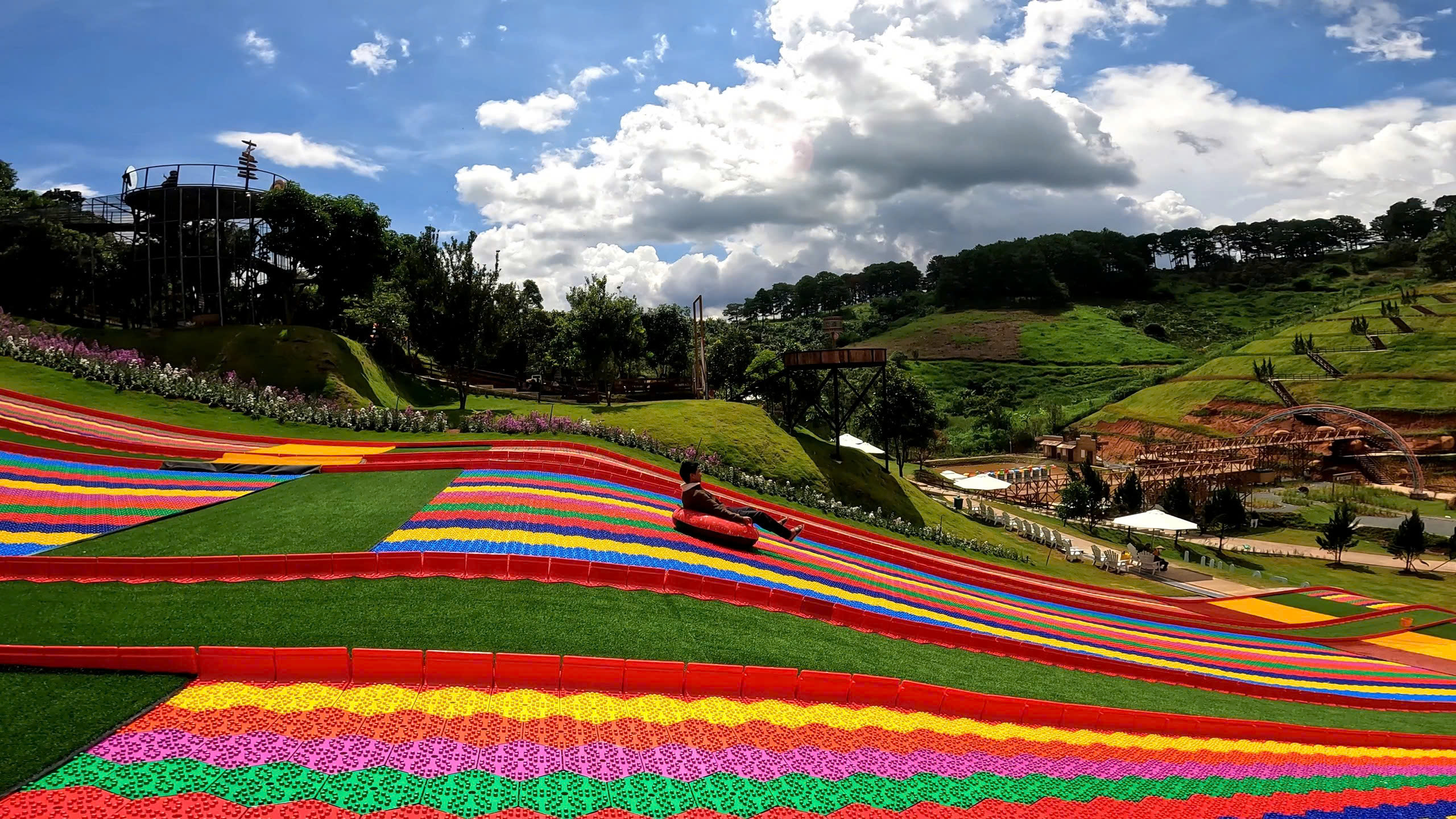 Khám phá trải nghiệm trượt phao Rainbow slide