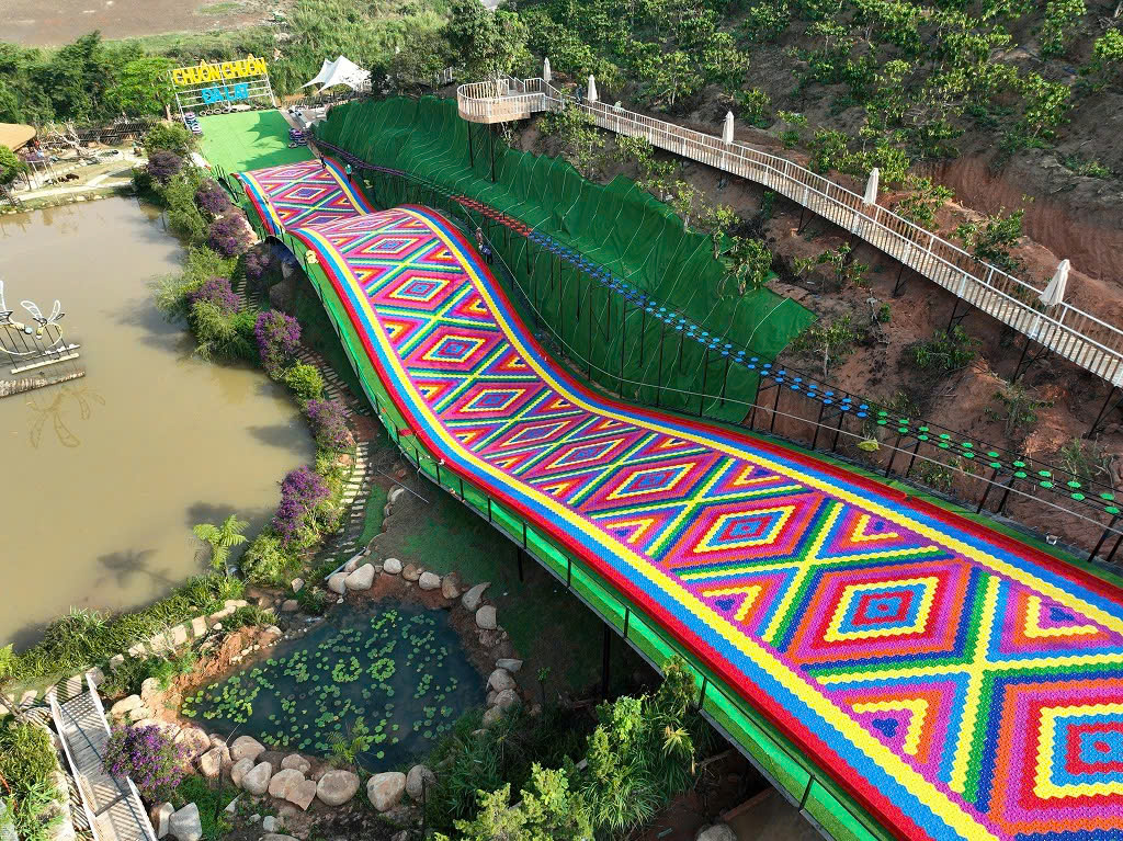 Khám phá trải nghiệm trượt phao Rainbow slide