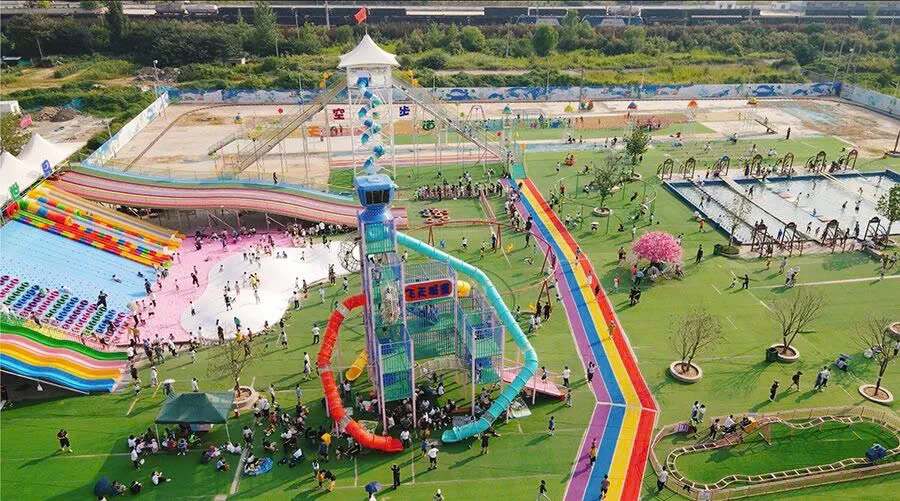 Khám phá trải nghiệm trượt phao Rainbow slide