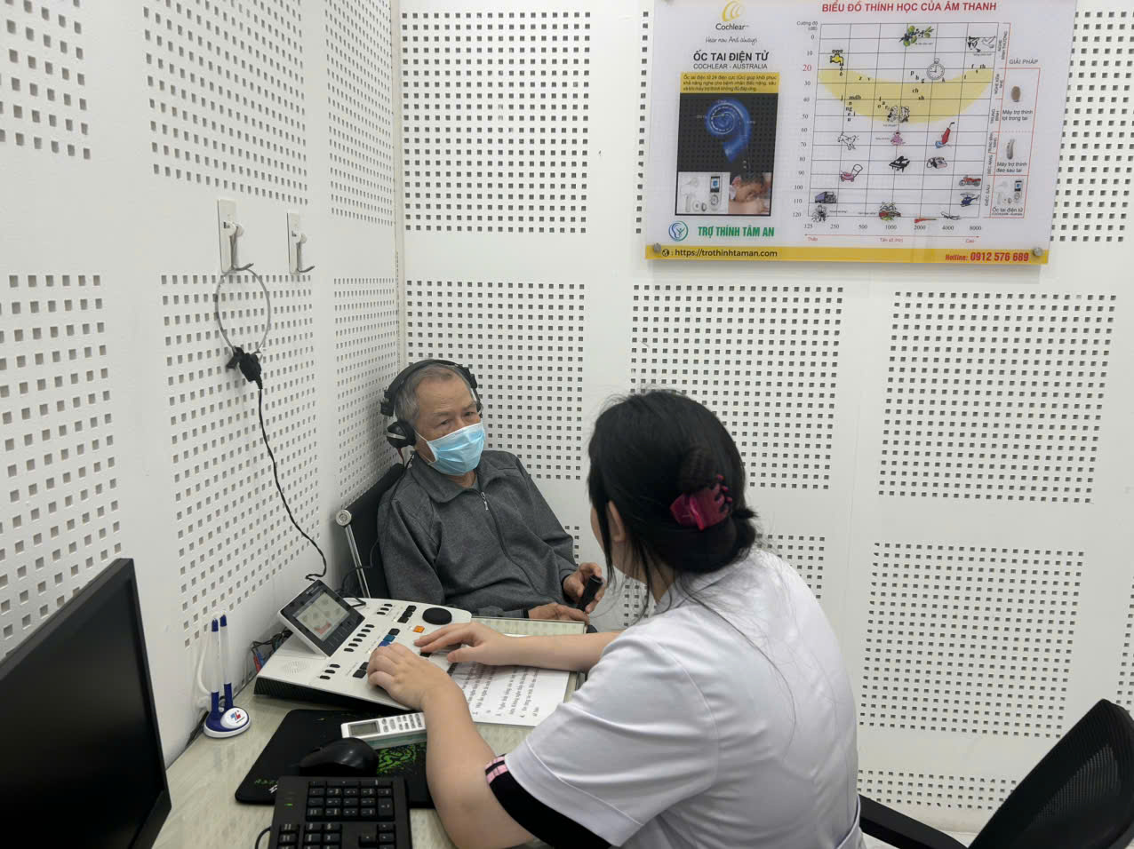 Những thói quen gây hại cho thính lực mà bạn không ngờ tới