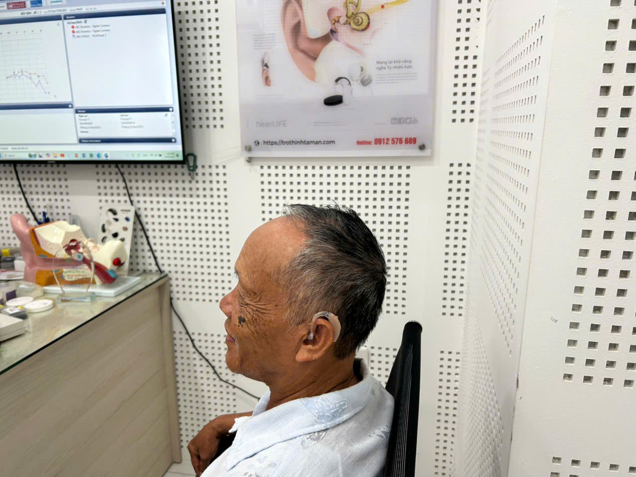 Máy trợ thính món quà giá trị dành tặng người thân bị nghe kém