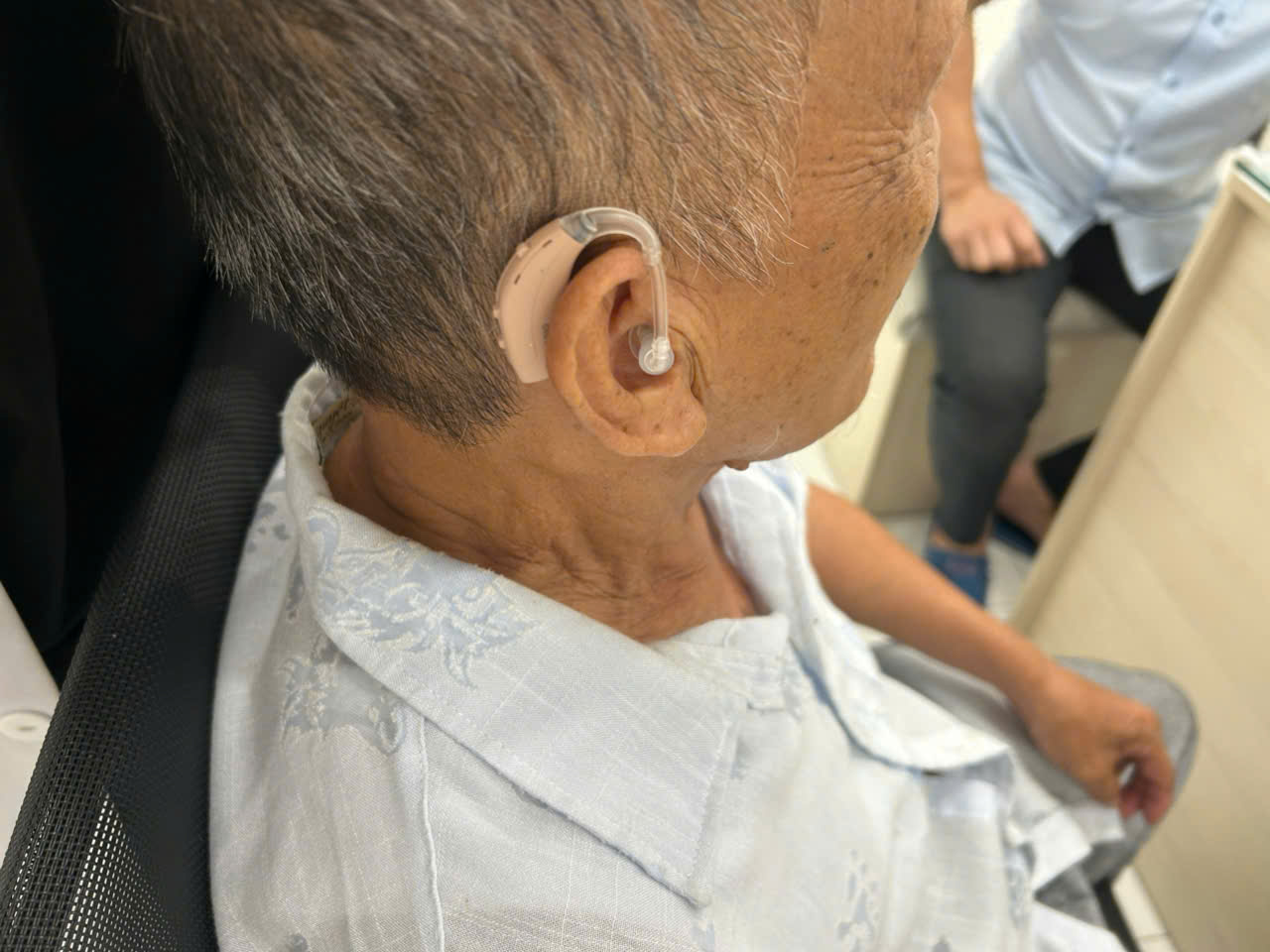 Máy trợ thính món quà giá trị dành tặng người thân bị nghe kém
